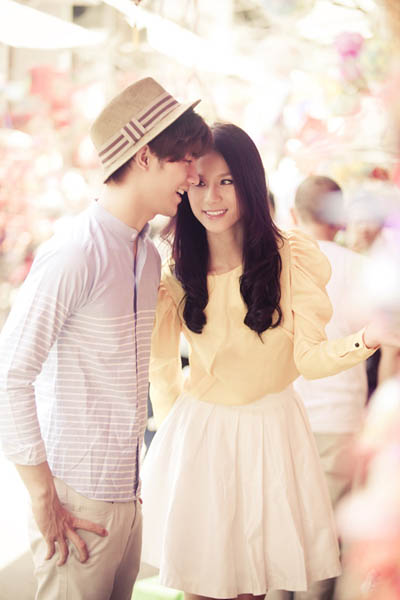 Th&aacute;i H&agrave; v&agrave; Ph&uacute;c Vinh dạo phố đ&egrave;n lồng